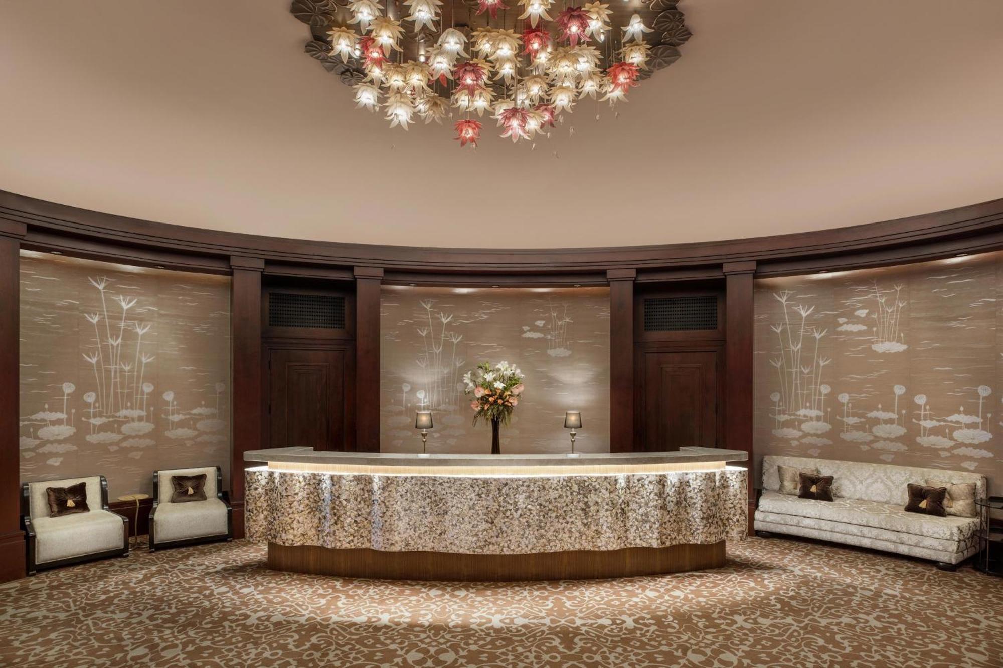 开罗圣瑞吉酒店 外观 照片 The lobby of the Ritz-Carlton, Dubai